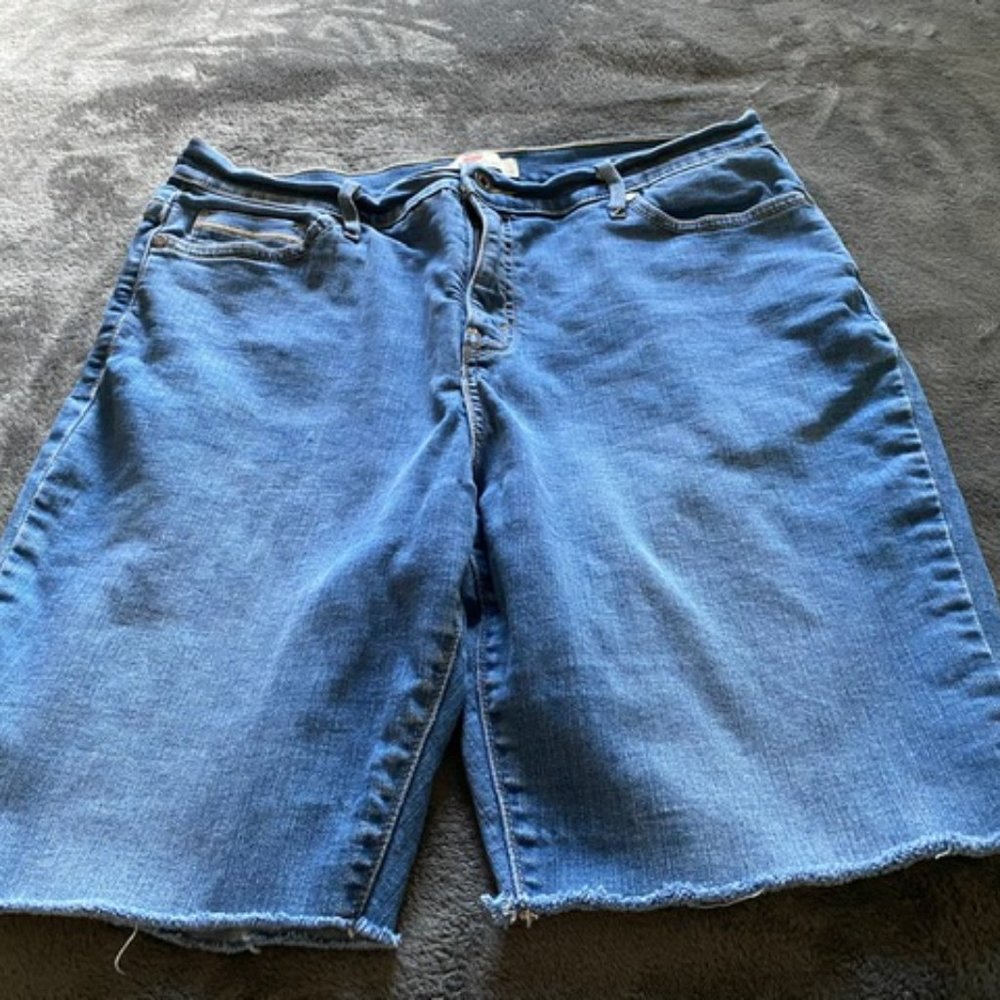 Levis Perfectly Slimming 512 Straight Leg Women's Shorts